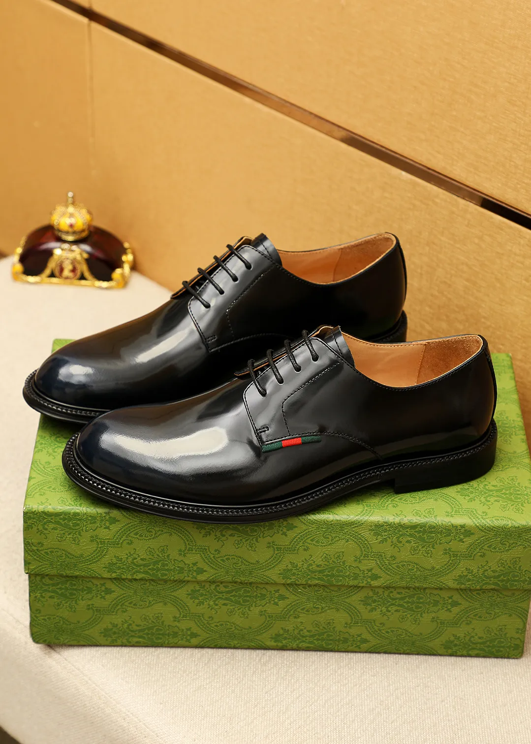 Men's shoes 💰520 💐 Product trademark: GUCCI "Gucci" business leather shoes Regular size: 38-44 (45.46🉑️customized) Product materials: Selected imported first-layer open-edge beaded cowhide leather upper, imported water-dyed cowhide leather lining. Strong three-dimensional visual effect, original outsole Color: 4⃣️colors available